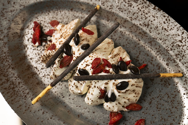 Restaurante Marciano, ubicado en Madrid: Mousse de chocolate tatemado con granos de café, bayas de goji y nata de sake