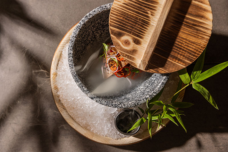 Restaurante Osaka Nikkei Madrid: Atún Kunsei, tataki de atún rojo, boniato, yuzu ponzu ahumado y quinua negra