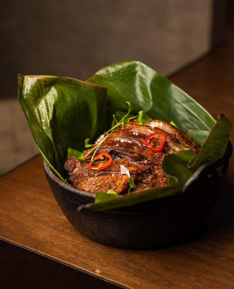 Restaurante Osaka Nikkei Madrid: Pato Mochero, muslo crujiente de pato confitado sobre arroz al wok, cecina amazónica y miel de lulo