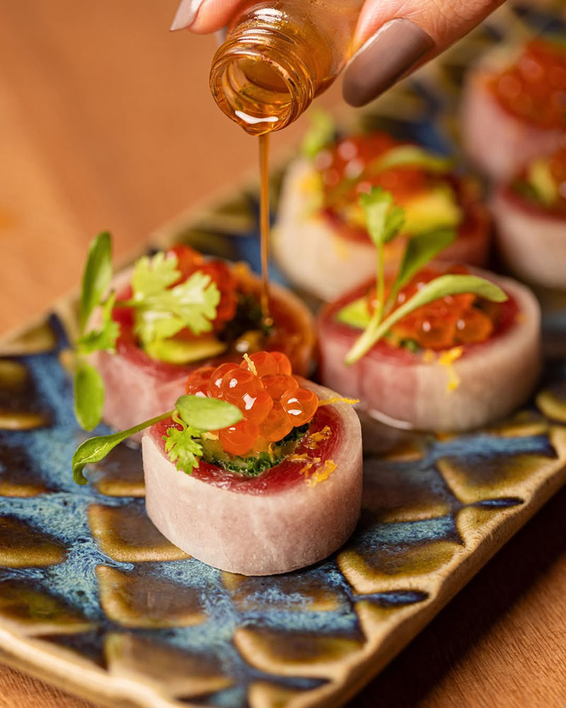 Restaurante Osaka Nikkei Madrid: Tuna Daikon combina atún rojo, aguacate, ponzu, ají amarillo y umeboshi envuelto en nabo japonés