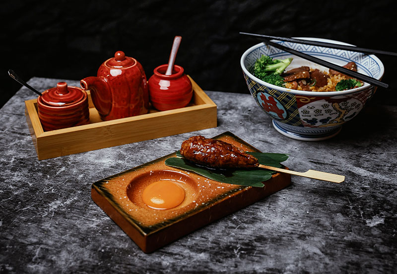 Restaurante Toritama Yakitori presenta su brocheta de pollo con yema de huevo y acompañamientos japoneses