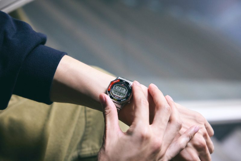 Relojes modernos de estilo retro años 80