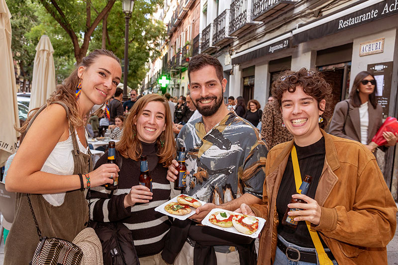 Personas disfrutando de Tapapiés 2025