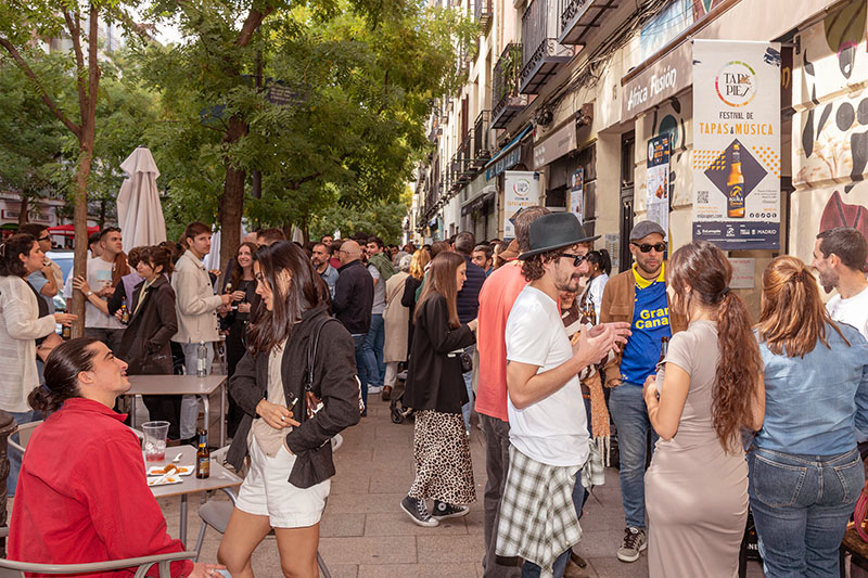 Personas disfrutando de Tapapiés 2025