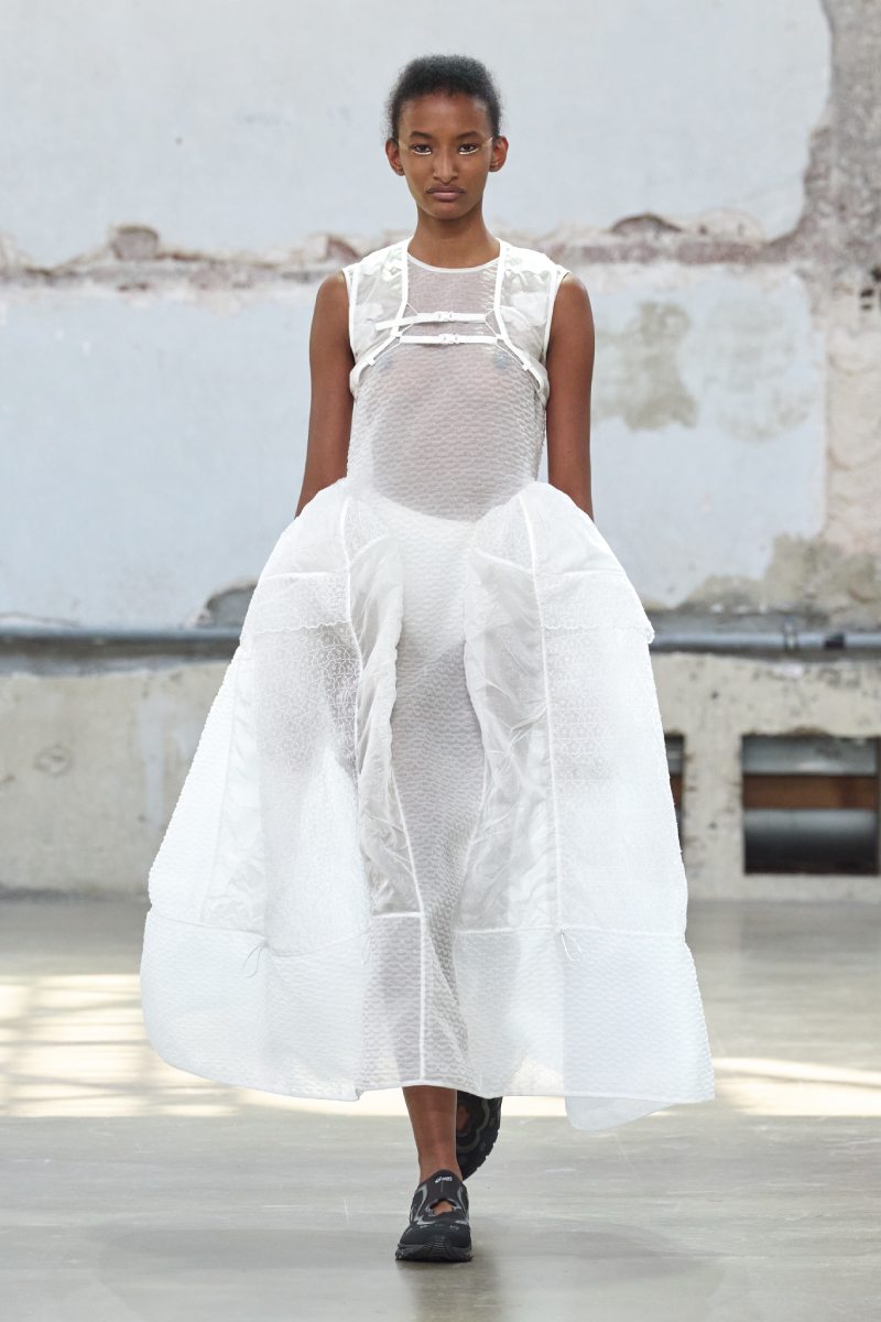 Looks urbanos de gorp core para chica