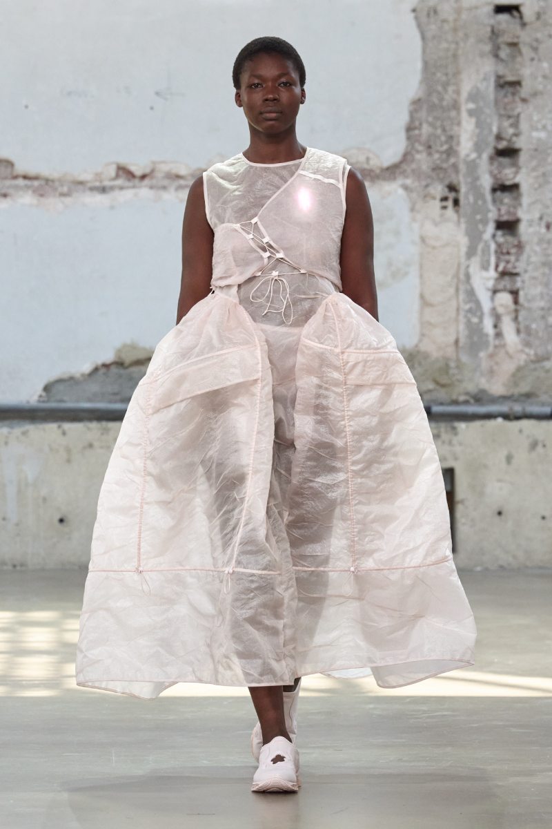 Looks urbanos de gorp core para chica