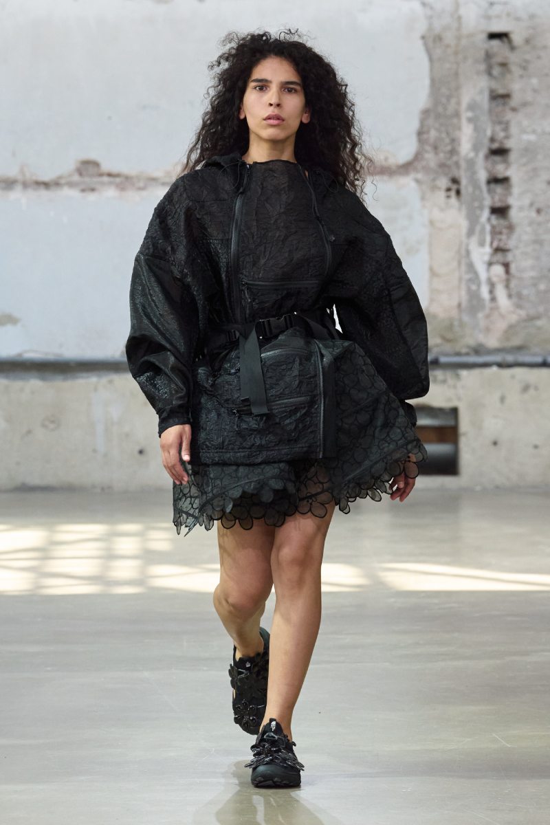 Looks urbanos de gorp core para chica