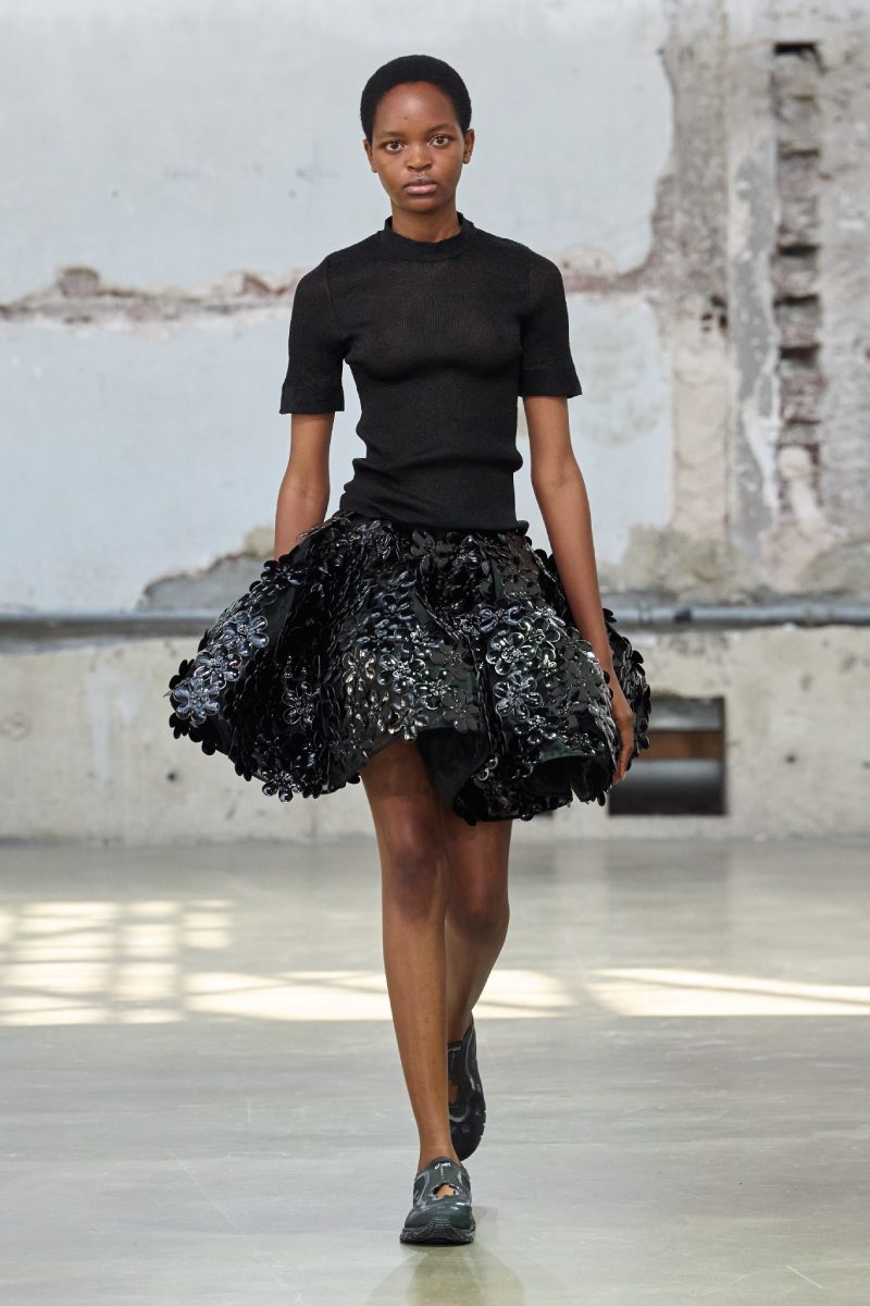 Looks urbanos de gorp core para chica