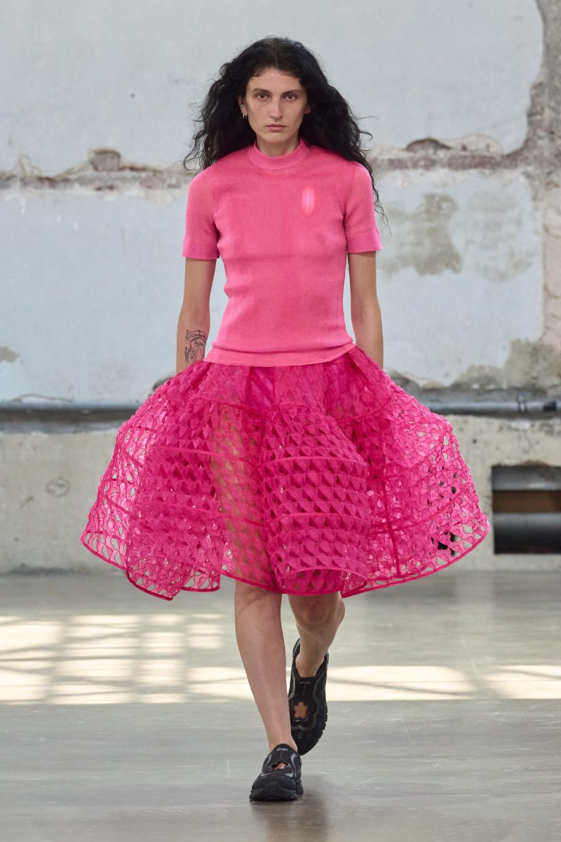 Looks urbanos de gorp core para chica