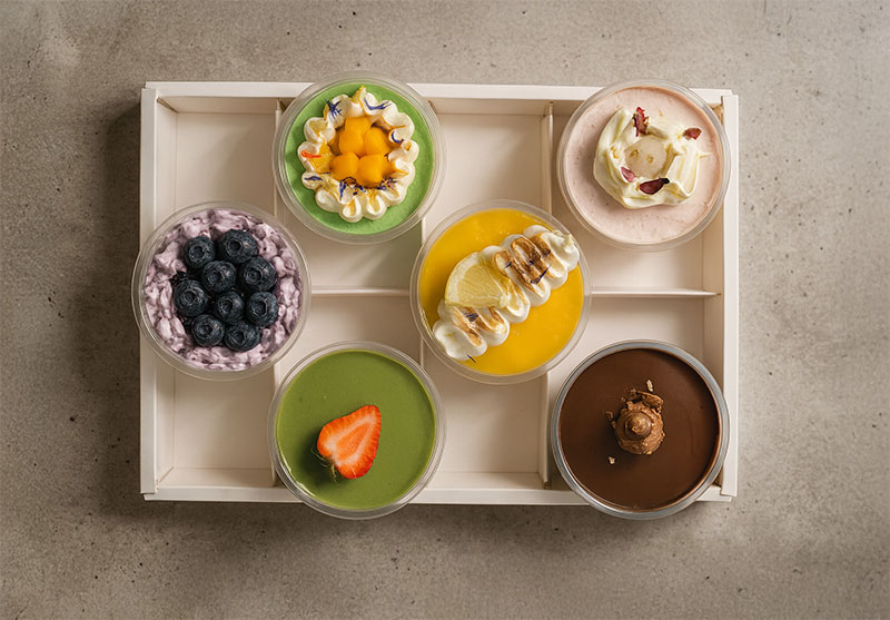 Tiketiko pastelería-panadería: una bandeja llena de postres coloridos