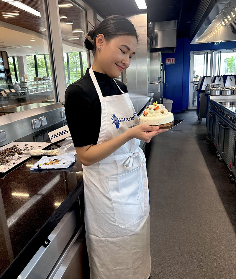 Tiketiko pastelería-panadería: la cocinera sujeta un pastel en sus manos