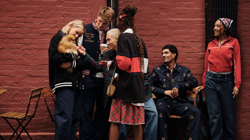 Nueva colección Tommy Jeans fw25 looks preppy casuales