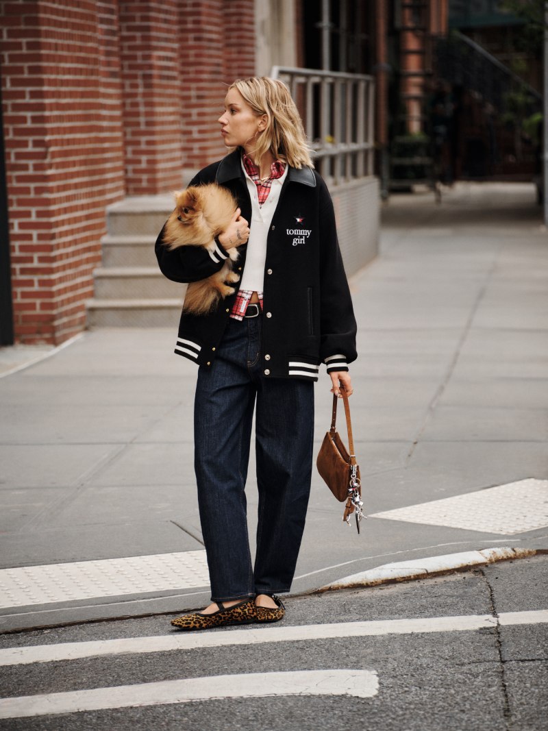 Nueva colección Tommy Jeans fw25 looks preppy casuales