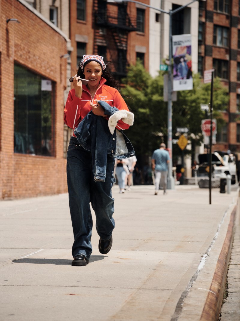 Nueva colección Tommy Jeans fw25 looks preppy casuales