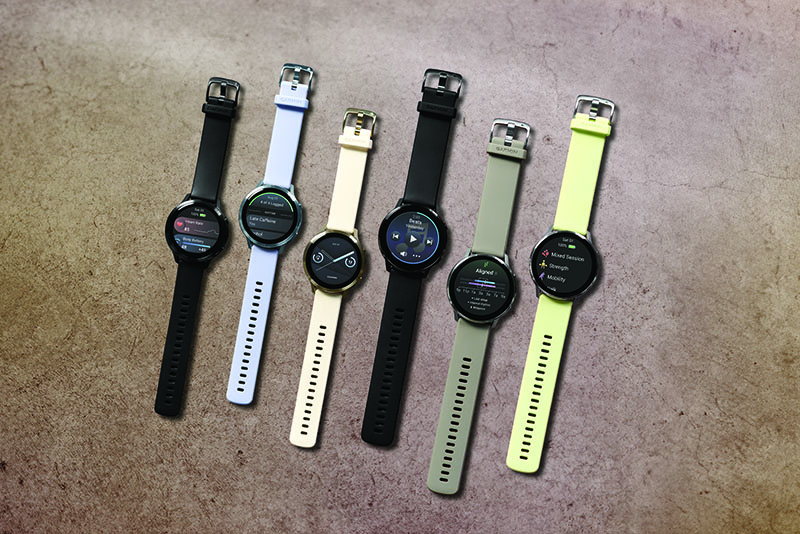 Venu 4: foto de seis relojes Garmin Venu 4 con correas en distintos colores sobre una superficie plana en tono tierra degradado.