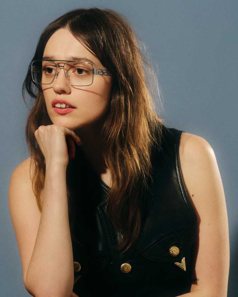 Versace nos da nostalgia y seducción con sus gafas Greca