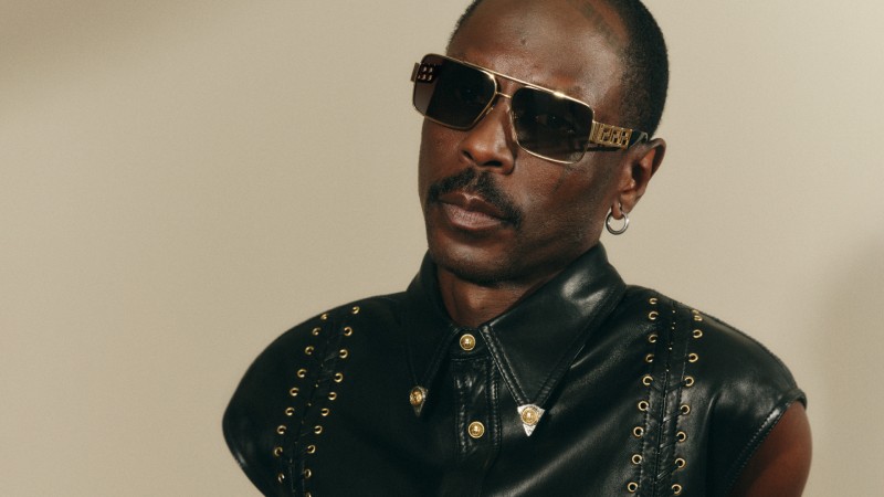 Versace nos da nostalgia y seducción con sus gafas Greca