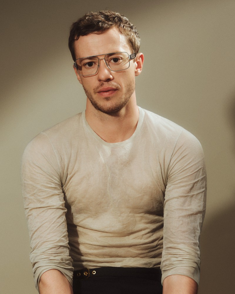 Versace nos da nostalgia y seducción con sus gafas Greca