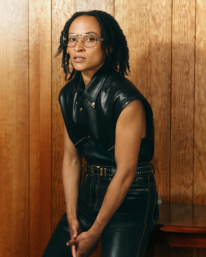 Versace nos da nostalgia y seducción con sus gafas Greca