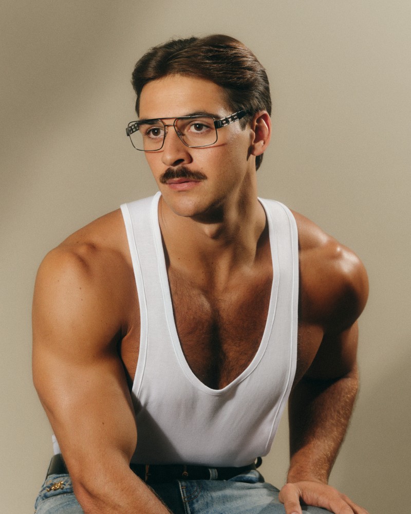 Versace nos da nostalgia y seducción con sus gafas Greca