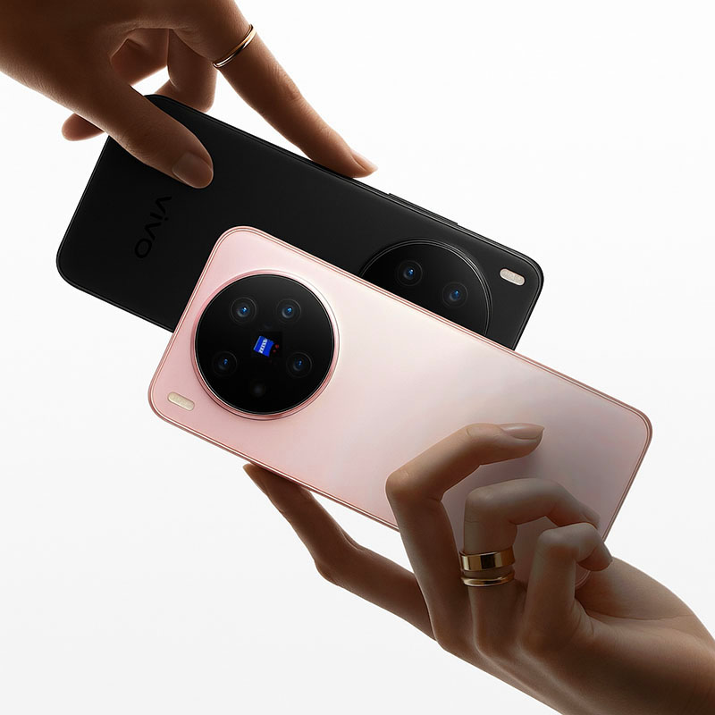 Vivo X300 Pro: manos sujentan un movil azul y otro rosa