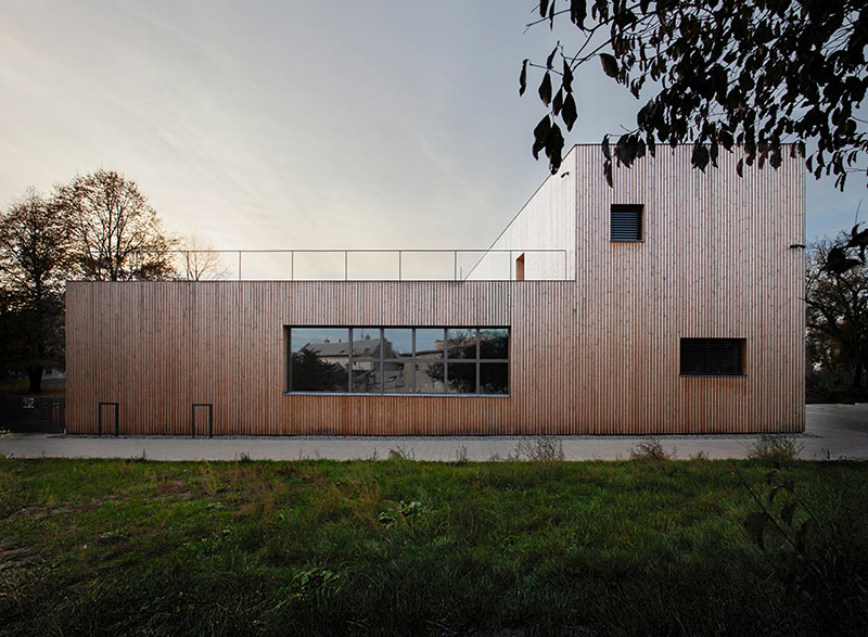 Xtopix Architekti presenta el alzado lateral del edificio con carpinterías de gran formato y líneas horizontales