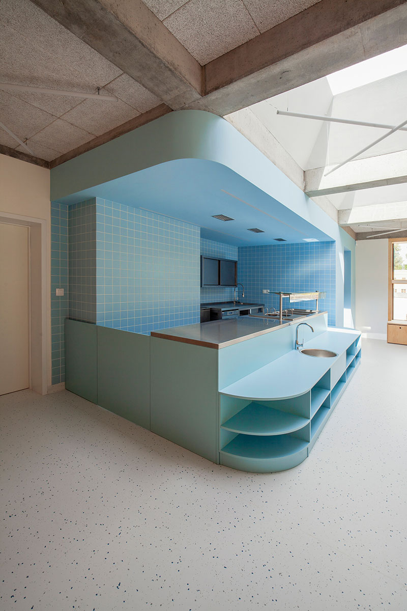 Xtopix Architekti crea un espacio interior con acabados en azul claro y estructura vista de hormigón