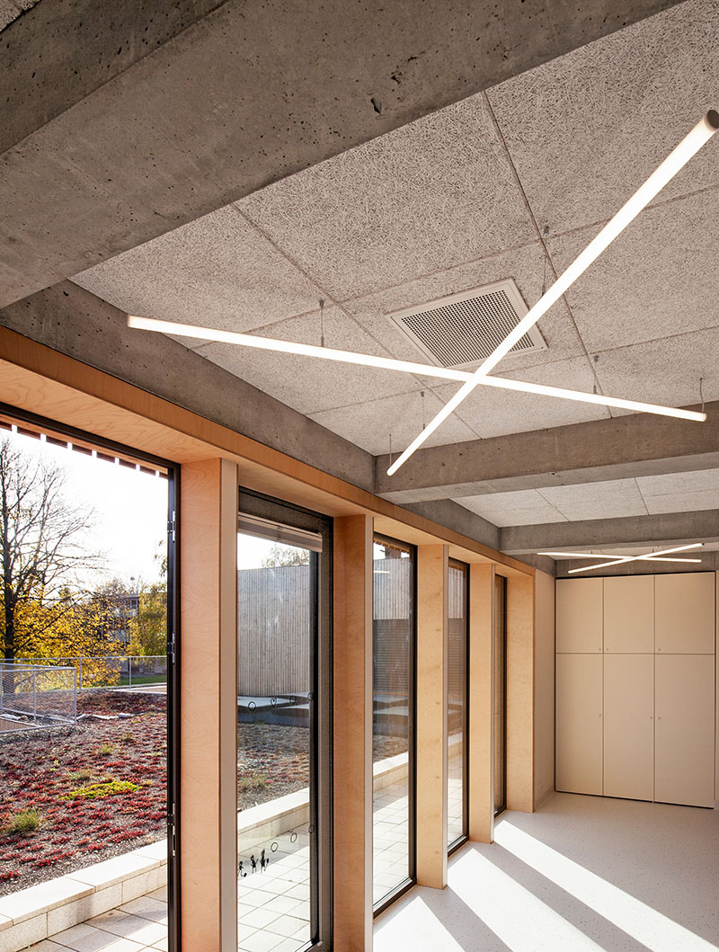 Xtopix Architekti muestra un detalle del techo de hormigón con luminarias lineales suspendidas