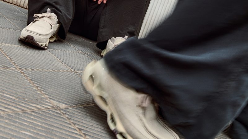 Mizuno mete futurismo a la tendencia de zapatillas mocasín