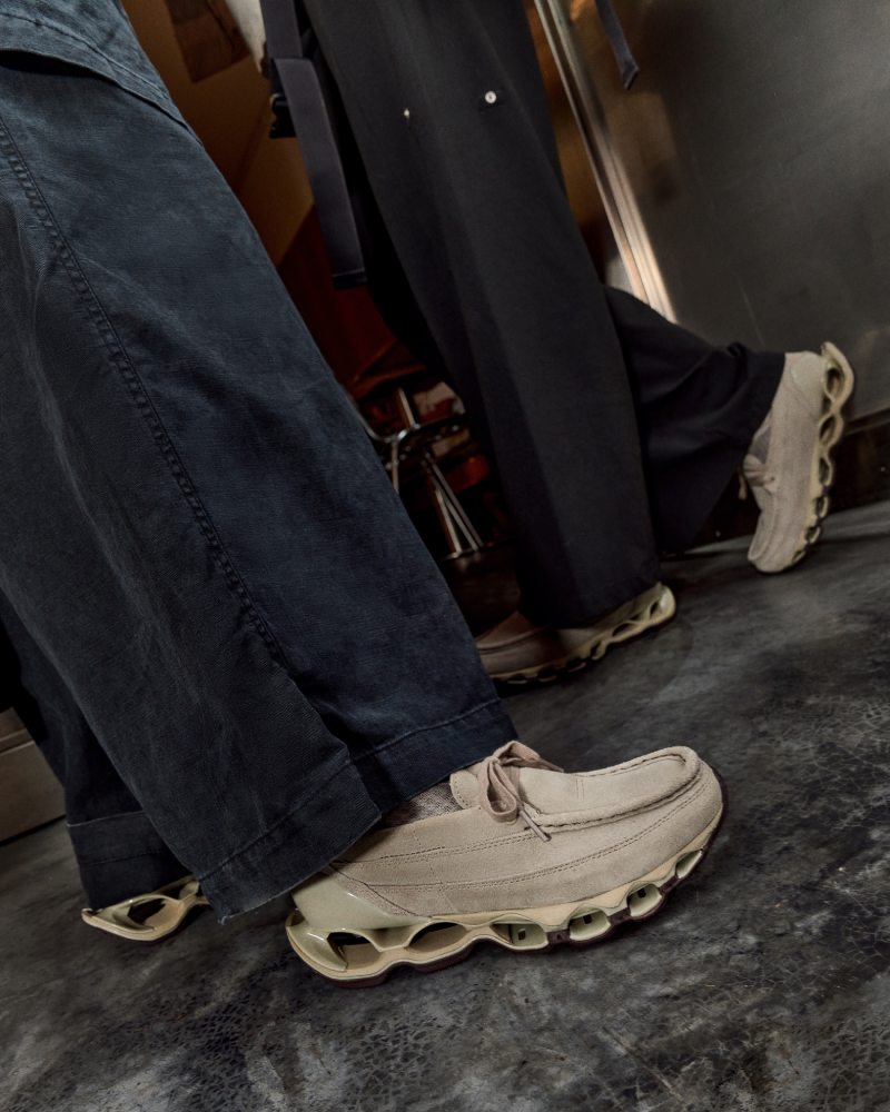 Mizuno mete futurismo a la tendencia de zapatillas mocasín