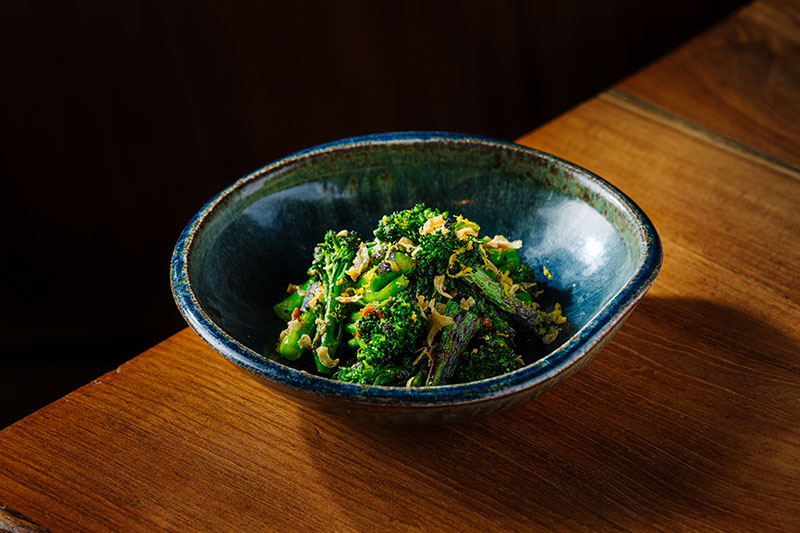 Zuma Madrid menú Omasake Signature: Baby brócoli con barley miso y crujientes de ajo