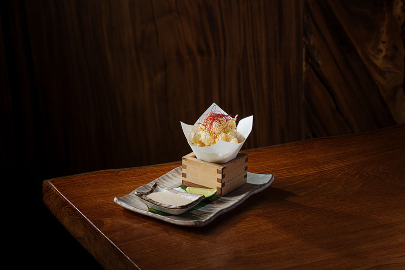 Zuma Madrid menú Omasake Signature: Gambas en tempura con mayonesa cítrica
