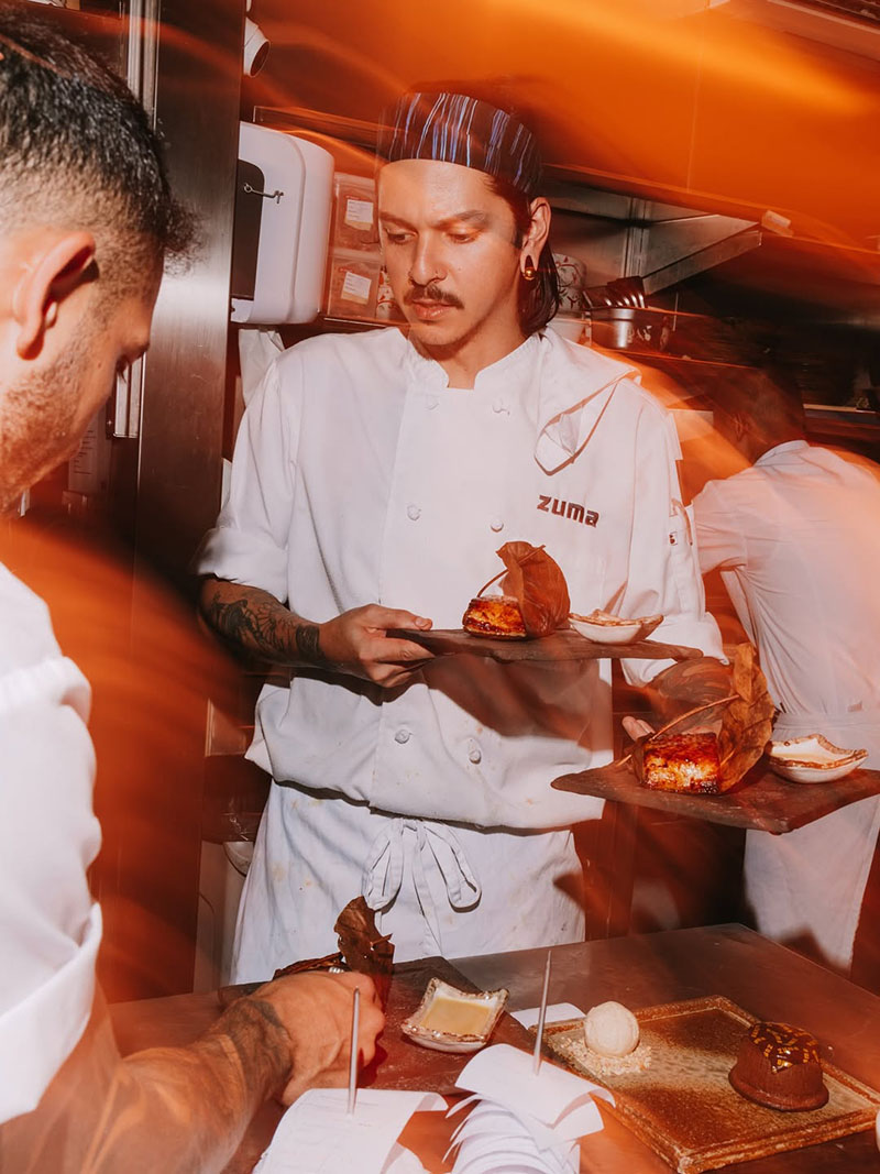 Zuma Madrid menú Omasake Signature: personal del restaurante sacando platos