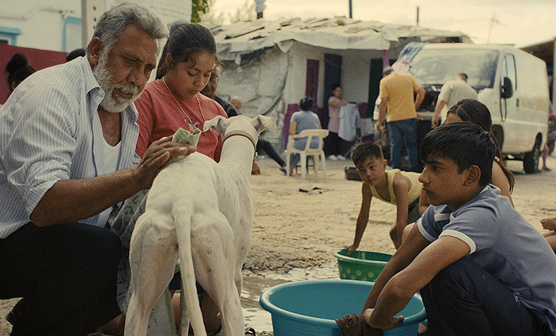 Ciudad sin sueño - fotograma de la película con actores gitanos en la Cañada Real