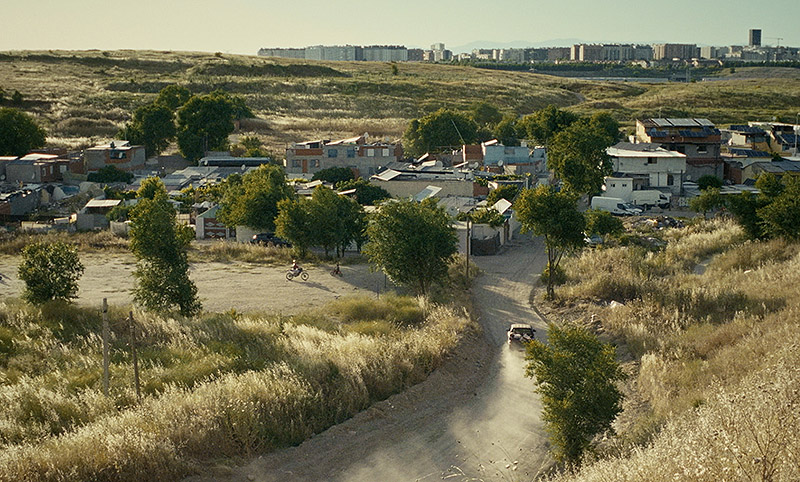 Ciudad sin sueño - fotograma de la película con actores gitanos en la Cañada Real
