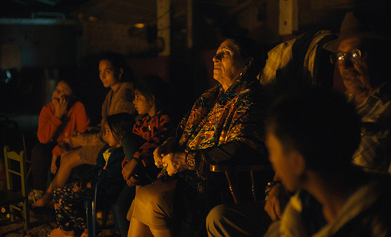 Ciudad sin sueño - fotograma de la película con actores gitanos en la Cañada Real