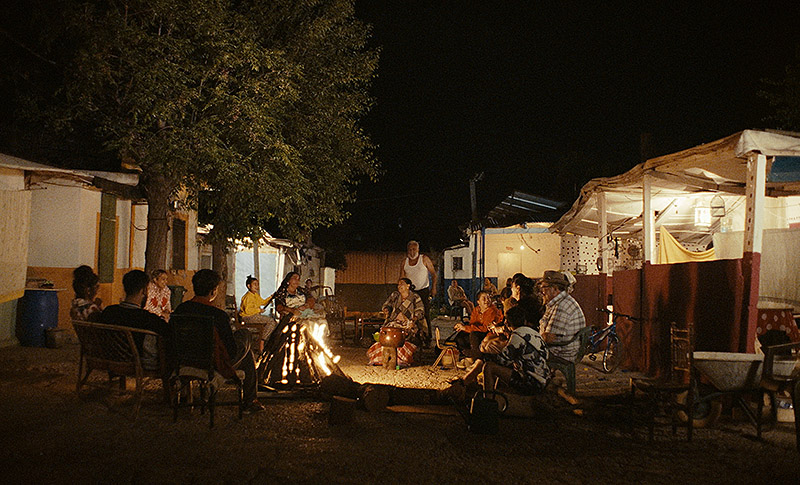 Ciudad sin sueño - fotograma de la película con actores gitanos en la Cañada Real