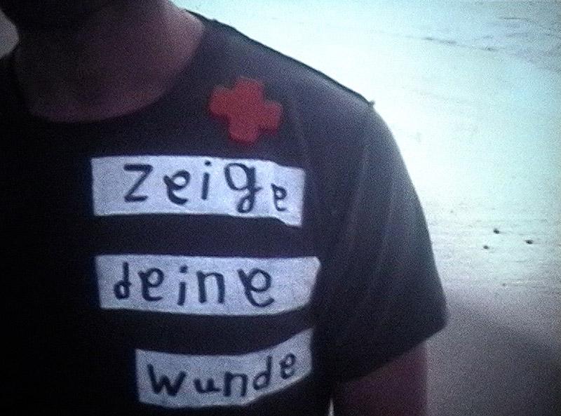 David Delfín. Muestra tu herida - fotograma sobre el documental del diseñador