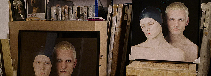 David Delfín. Muestra tu herida - fotograma sobre el documental del diseñador