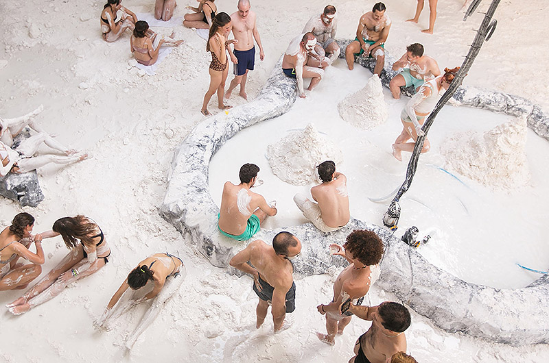 Vista de una instalación-performance con yeso