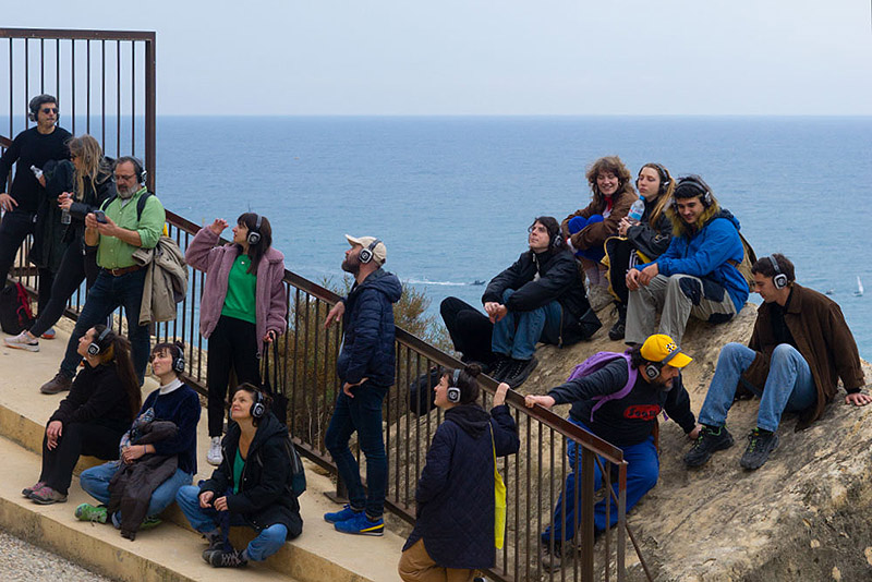 Foto del colectivo completo junto al mar