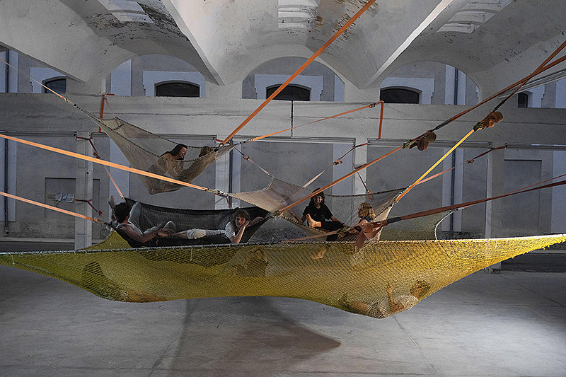 Vista de una instalación de telas colgando como hamacas.