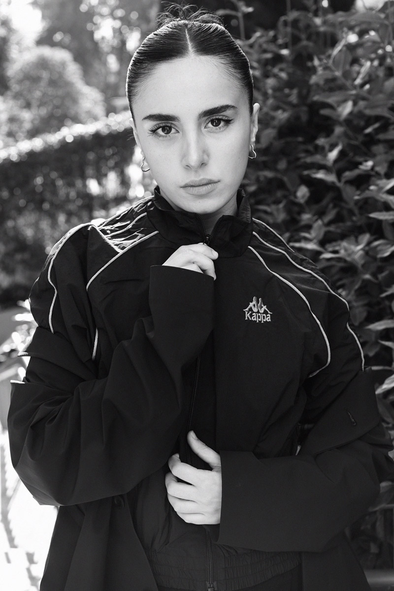 Leire Aguilar. retrato en blanco y negro de la actriz