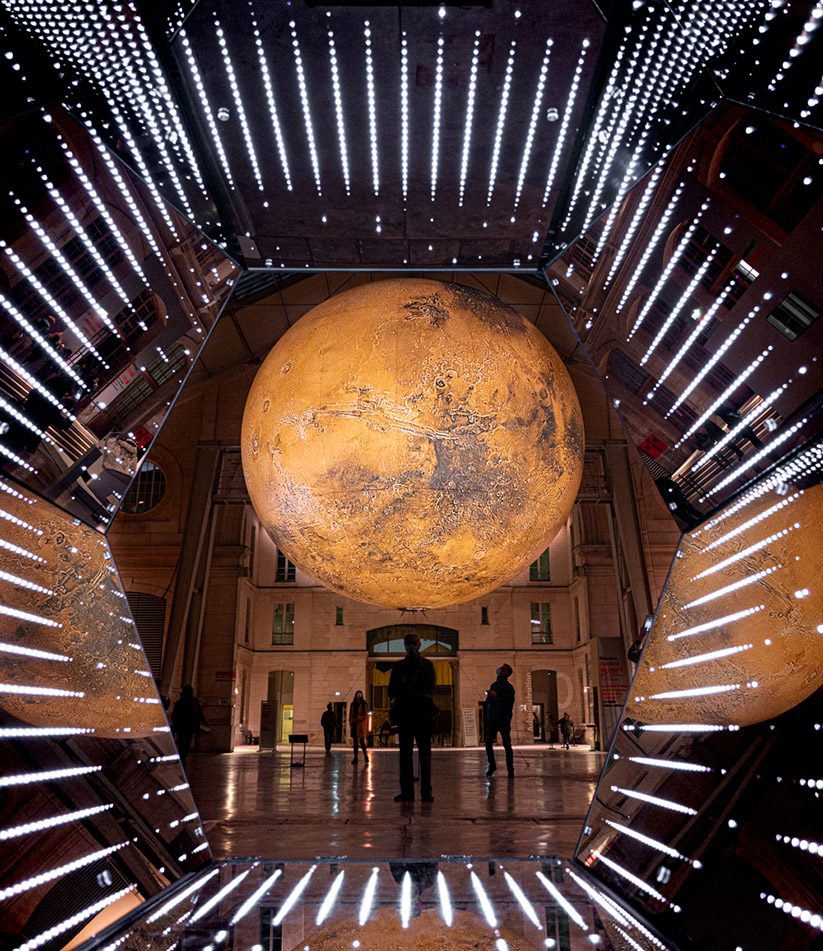 Vista de una bola terrestre en el centro de una sala
