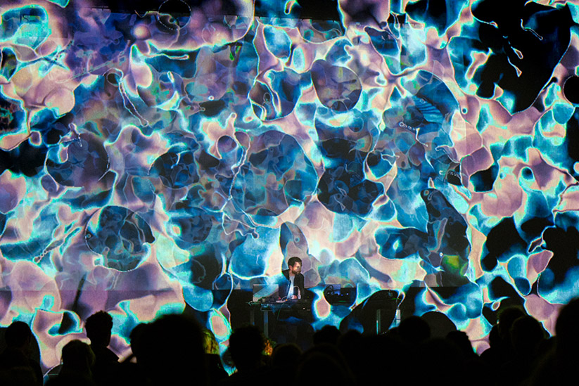 Vista de una actuación con audiovisuales espectaculares.