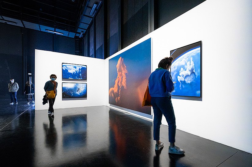 Vista de la exposición con pantallas.