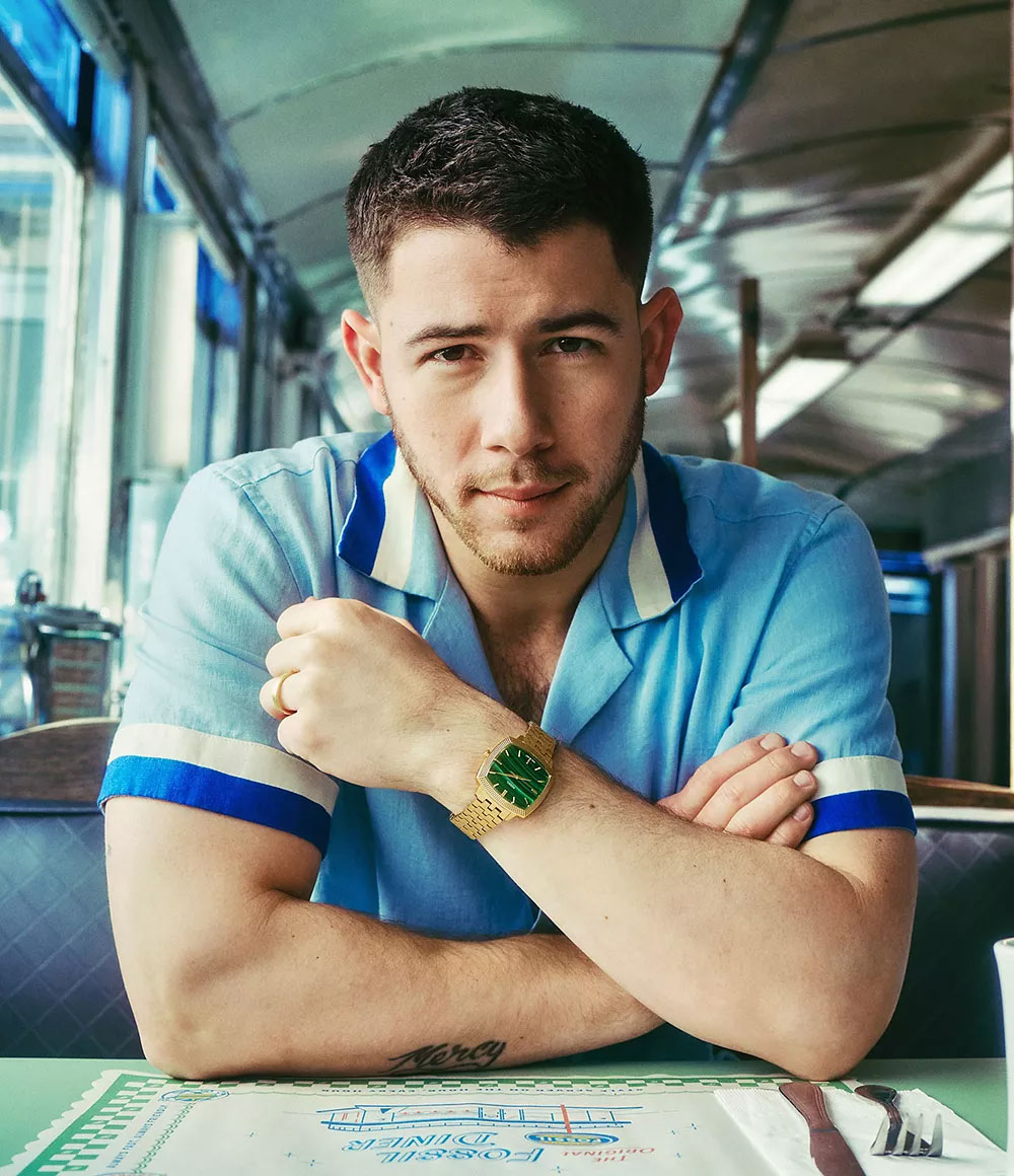 Nick Jones con reloj fossil
