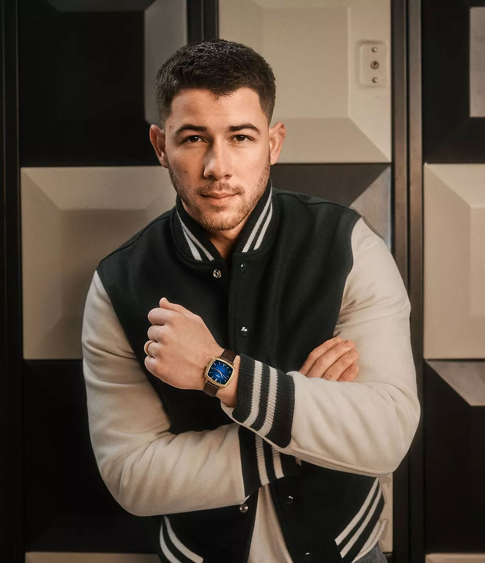 Nick Jones con reloj fossil