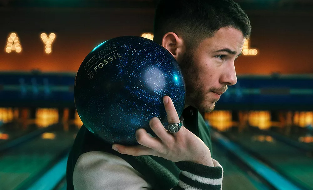 Nick Jones con reloj fossil