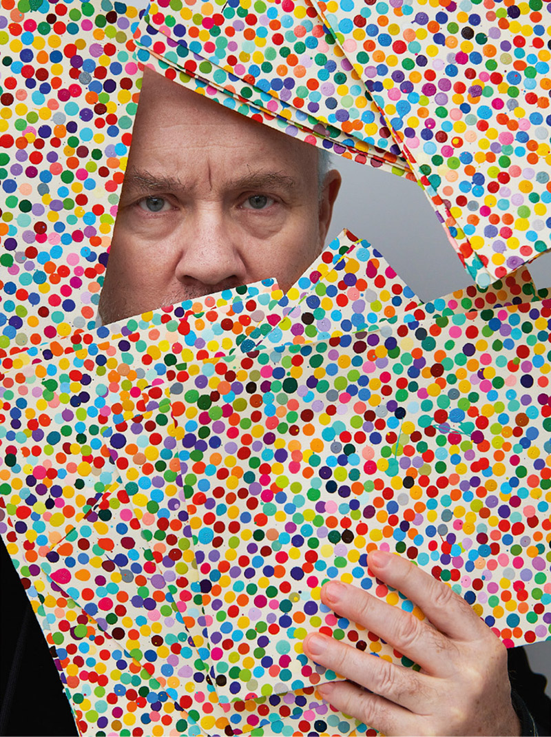 Vista de un hombre tras un papel con lunares de colores